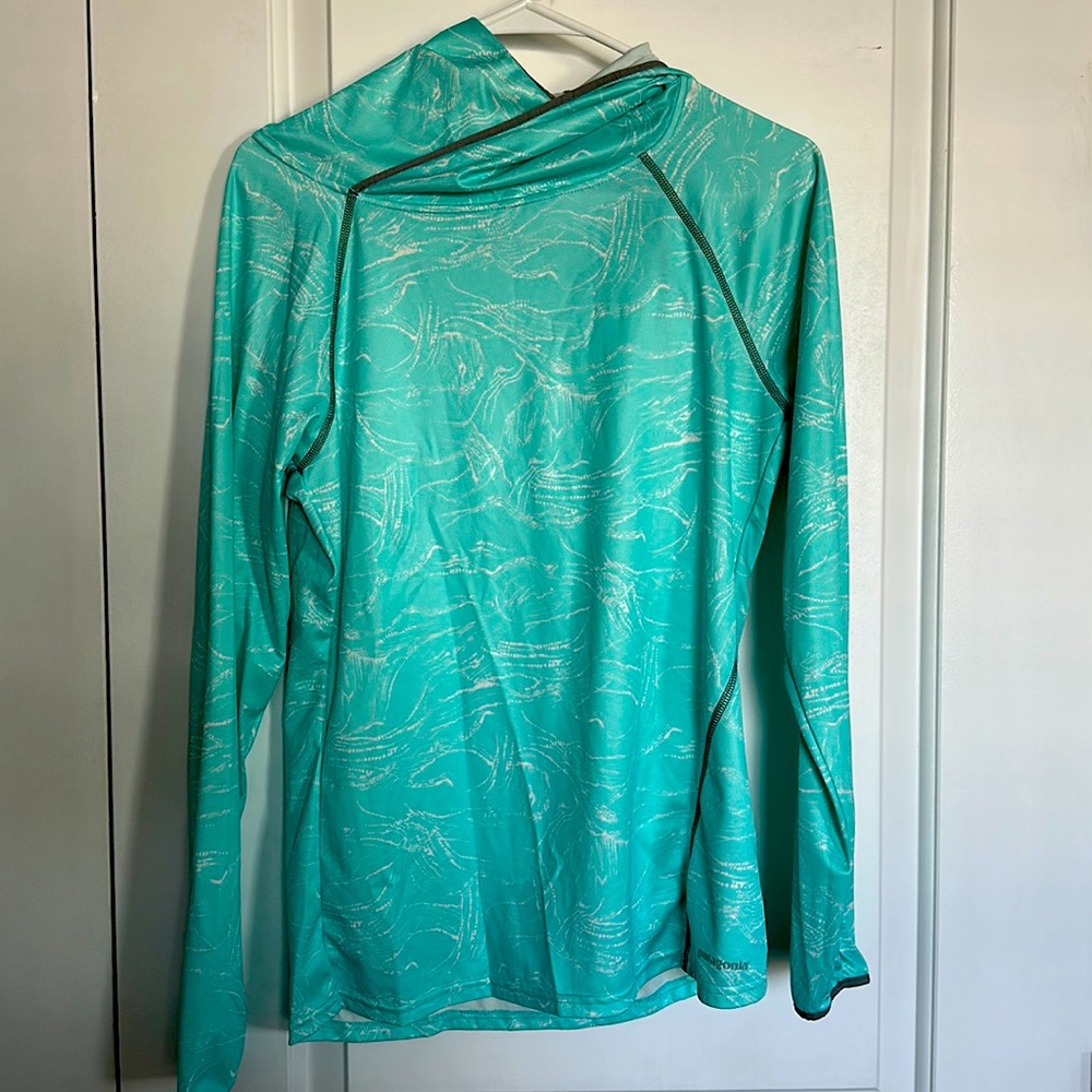 Patagonia Women’s pullover with hood - M